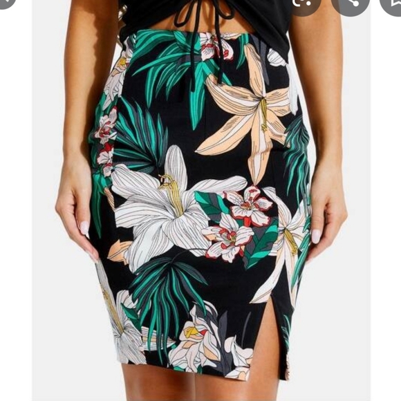 GUESS  matching top and skirt - Picture 3 of 4